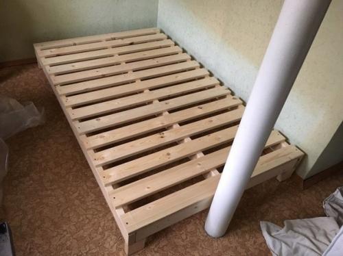 Своими руками кровать на дачу смастерил. 04