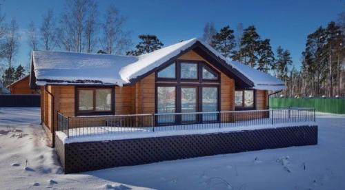 Свежепостроенный дом и первый снег. 01