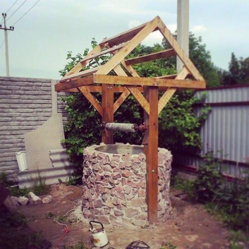 Оформили колодец камнем и сделали для него навес. 02