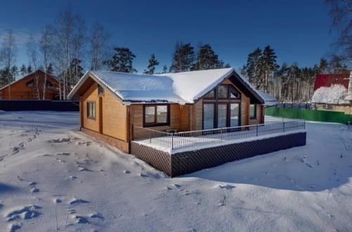 Свежепостроенный дом и первый снег. 02