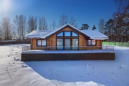 Свежепостроенный дом и первый снег.