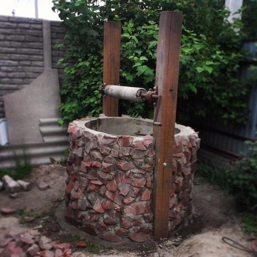 Оформили колодец камнем и сделали для него навес. 01