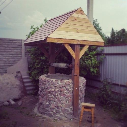 Оформили колодец камнем и сделали для него навес.