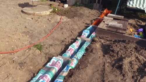 Бордюр из бетона своими руками сделал.