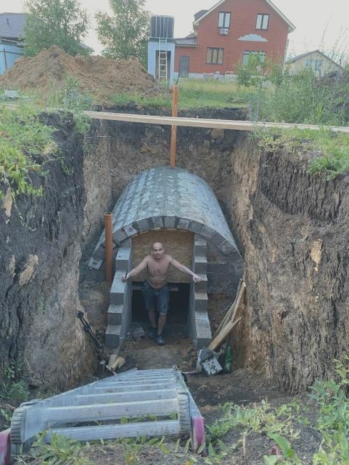 Соорудили погреб на даче. 01