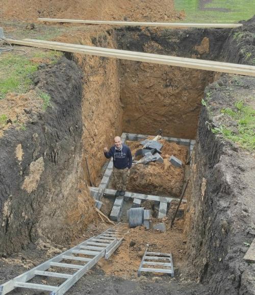 Соорудили погреб на даче.  