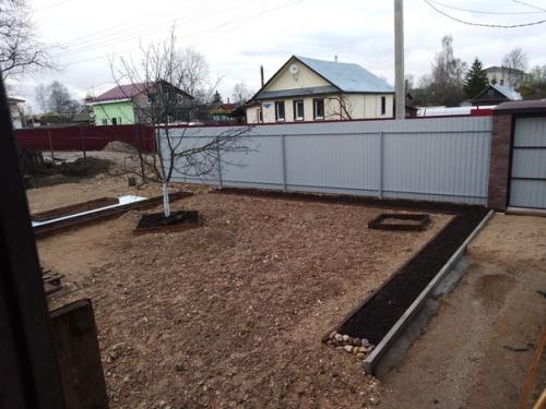 Здравствуйте, подкиньте пожалуйста идей, как можно оформить место, между яблоней и дорожкой.