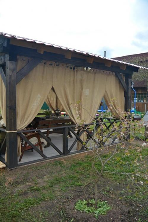 Очень люблю свою дачу и эту беседку: муж построил, мы с детьми с любовью обустраивали. 03