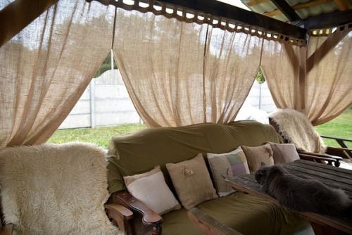 Очень люблю свою дачу и эту беседку: муж построил, мы с детьми с любовью обустраивали. 04