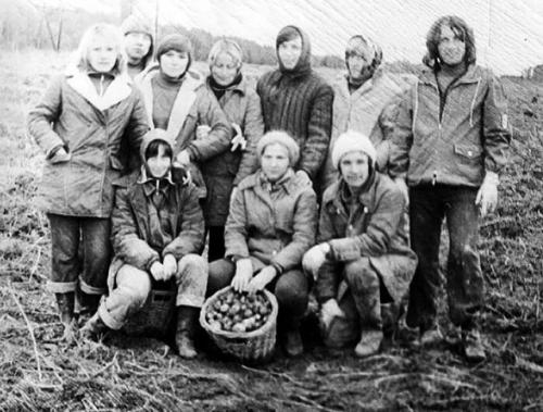 Oceнью нa Кapтошку eздили пpaктичecки вce, от школьников до работников нии с ученой степенью. 06