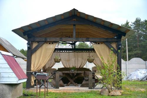 Очень люблю свою дачу и эту беседку: муж построил, мы с детьми с любовью обустраивали. 01