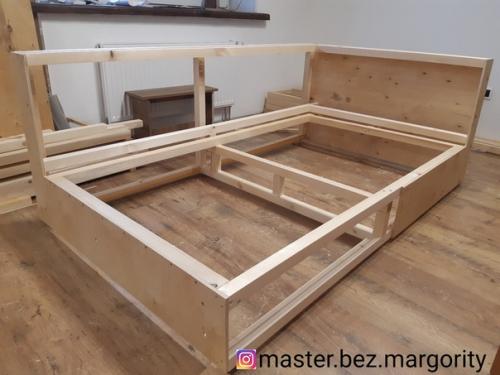 Себе диван своими руками сделал.