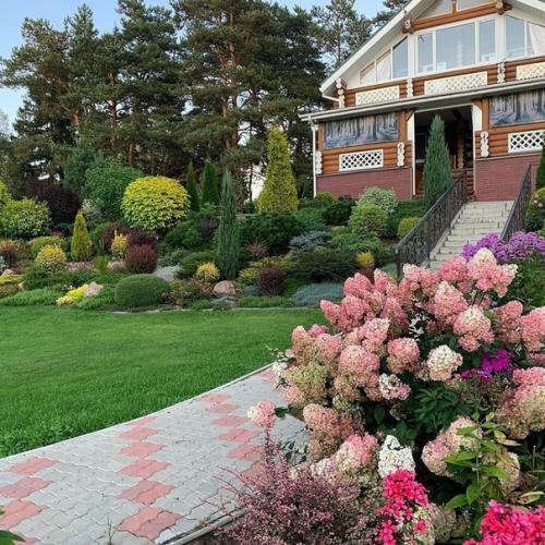 Живописный и насыщенный участок.