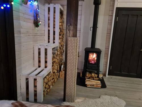 А я себе такой дровник собрала, вот закончила дровами заполнять. 01