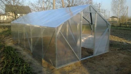 Теплица своими руками из металлопрофиля и поликарбоната. 05