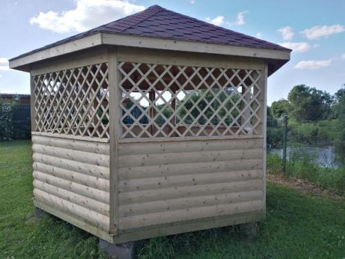 Беседка с красивым видом на речку и поле шестигранная форма, каждая сторона по 2 метра, отходы минимальные. 06