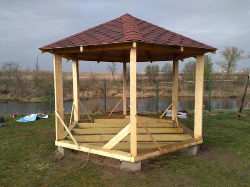 Беседка с красивым видом на речку и поле шестигранная форма, каждая сторона по 2 метра, отходы минимальные. 02