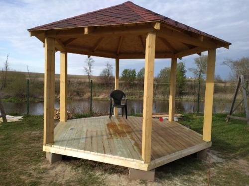 Беседка с красивым видом на речку и поле шестигранная форма, каждая сторона по 2 метра, отходы минимальные. 03