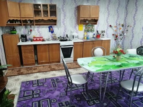 Просторная и светлая летняя, дачная кухня. 05