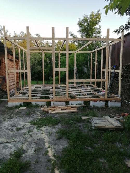 Просторная и светлая летняя, дачная кухня.