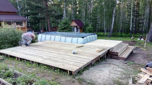 Бассейн на даче с зоной отдыха.