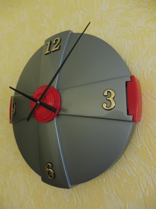 Настенные часы большого диаметра из пластиковой крышки от бочки изготовлены! 01