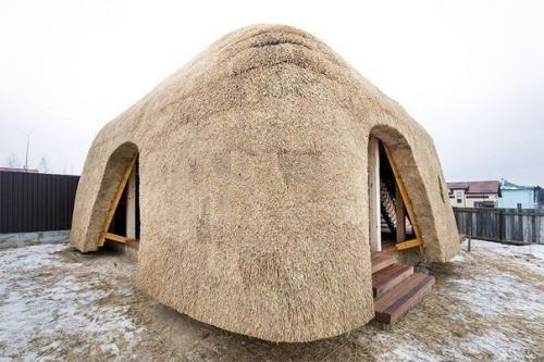 Камышовая крыша - тот случай, когда такой вариант дизайнерской отделки дома является незаурядным и практичным. 02