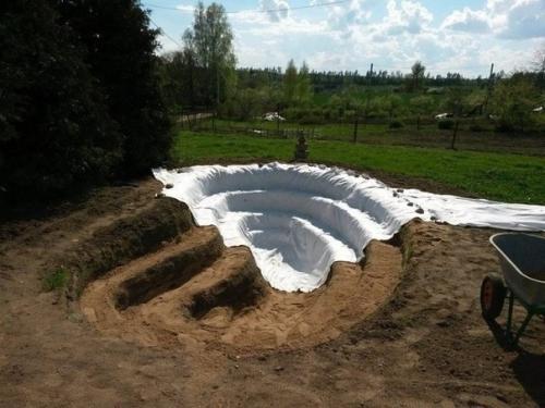 Пруд на участке, сделанный своими руками. 02