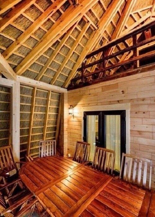 Камышовая крыша - тот случай, когда такой вариант дизайнерской отделки дома является незаурядным и практичным. 03