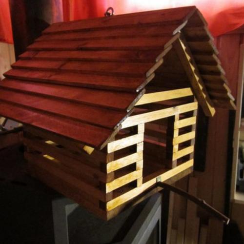 Девочка с папой построили мегакормушку для птиц на своем загородном участке. 05