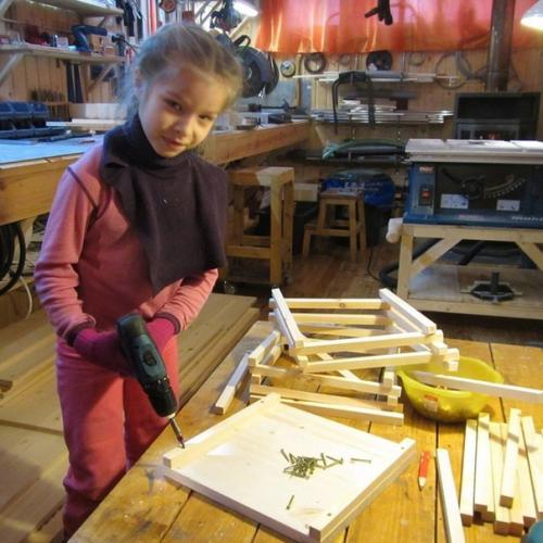 Девочка с папой построили мегакормушку для птиц на своем загородном участке. 01