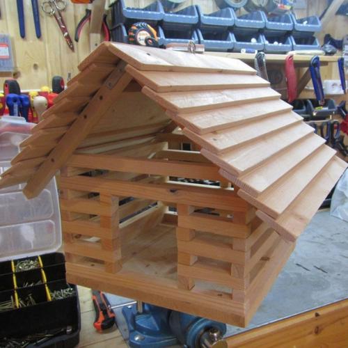 Девочка с папой построили мегакормушку для птиц на своем загородном участке. 04