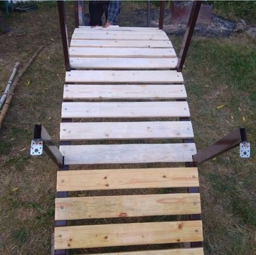 Небольшой самодельный аккуратный мостик через пруд на дачном участке. 02