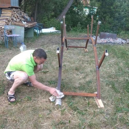 Небольшой самодельный аккуратный мостик через пруд на дачном участке. 01