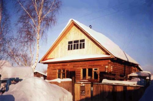 В планах хотим заняться реконструкцией дома родителей, у нас с братом возник спор: какой материал выбрать, брус или бревно? 01