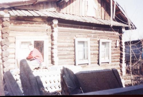 В планах хотим заняться реконструкцией дома родителей, у нас с братом возник спор: какой материал выбрать, брус или бревно?