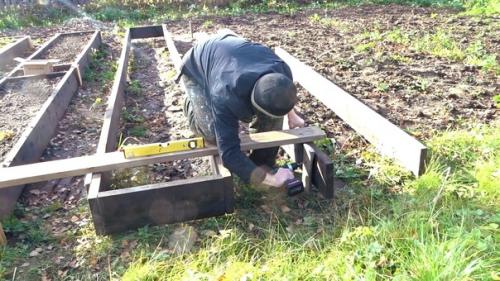 Самый бюджетный вариант возведения высоких грядок. 05