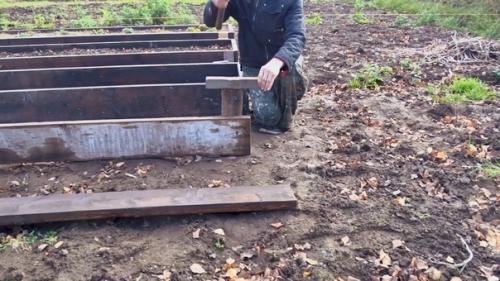 Самый бюджетный вариант возведения высоких грядок. 04