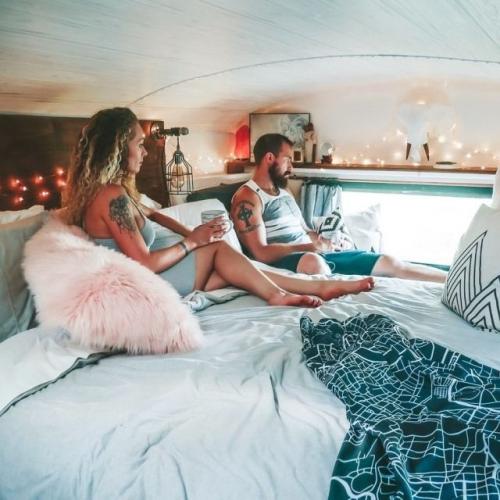 Старый школьный автобус, переделанный в дом на колёсах. 06