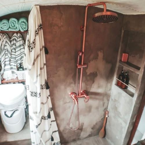 Старый школьный автобус, переделанный в дом на колёсах. 05