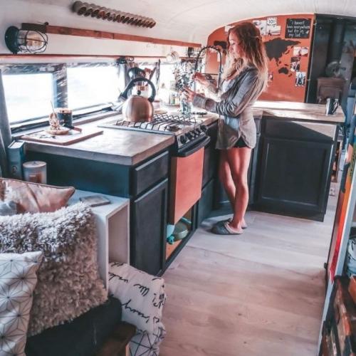 Старый школьный автобус, переделанный в дом на колёсах. 07