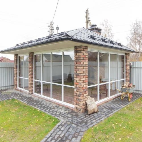 Веранду у дома и беседку остеклили.