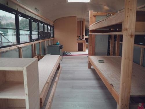 Старый школьный автобус, переделанный в дом на колёсах. 02