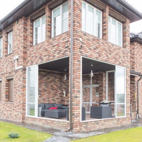 Веранду у дома и беседку остеклили. 01