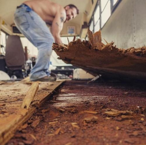 Старый школьный автобус, переделанный в дом на колёсах. 01