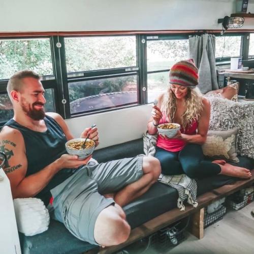 Старый школьный автобус, переделанный в дом на колёсах. 03