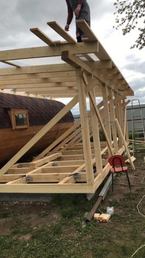 Купил бочку - баню и пристроил к ней террасу, предусмотрел и мягкое остекление. 03