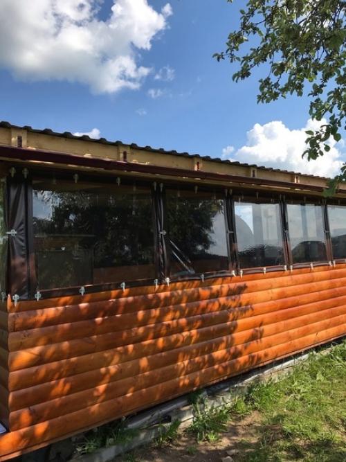 Купил бочку - баню и пристроил к ней террасу, предусмотрел и мягкое остекление. 07