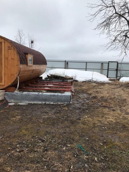 Купил бочку - баню и пристроил к ней террасу, предусмотрел и мягкое остекление. 02