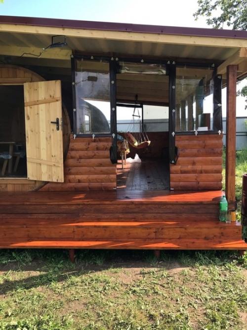 Купил бочку - баню и пристроил к ней террасу, предусмотрел и мягкое остекление. 06